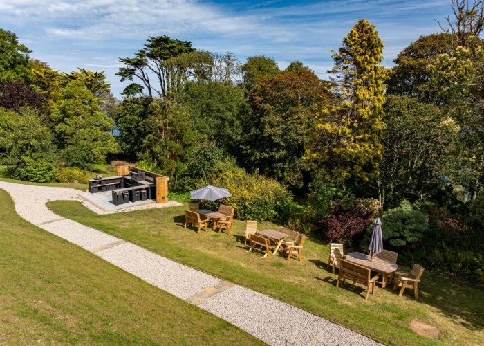 47. Patio / Veranda, Lawn, BBQ