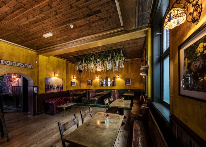 5. Wooden Floor, Pub / Bar, Colourful