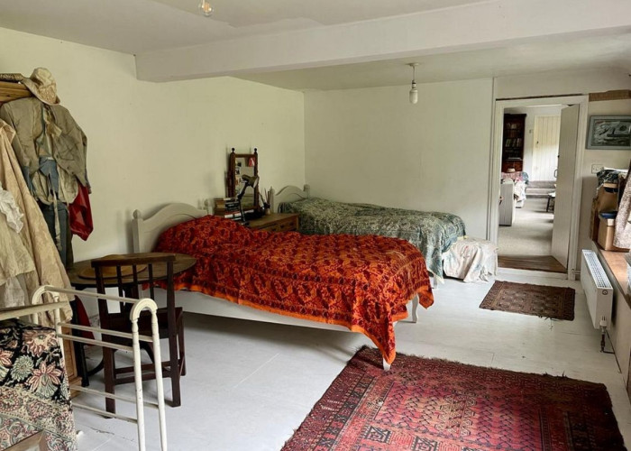 22. Bedroom (Twin Beds)