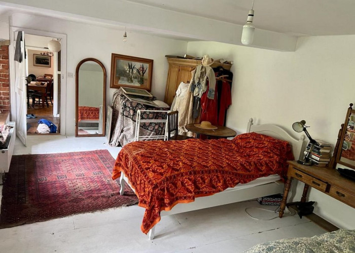 23. Bedroom (Twin Beds)