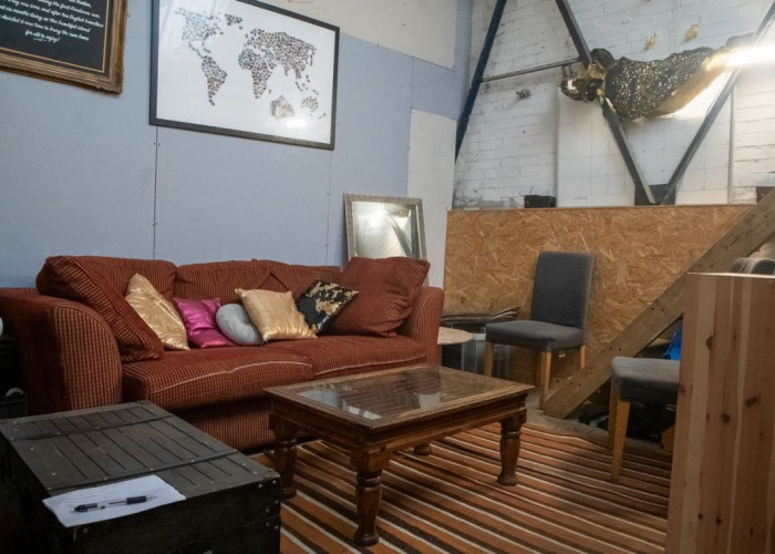 8. Staff Room, Backstage