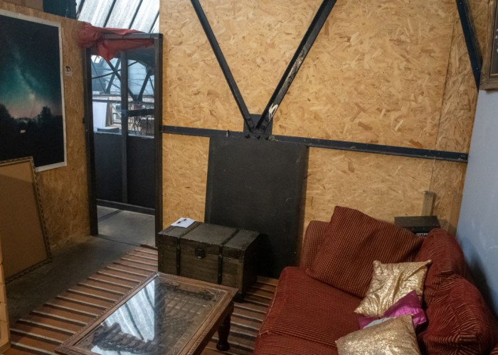 9. Staff Room, Backstage