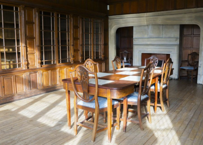 13. Diningroom, Library / Bookshop, Fireplace, Wooden Floor