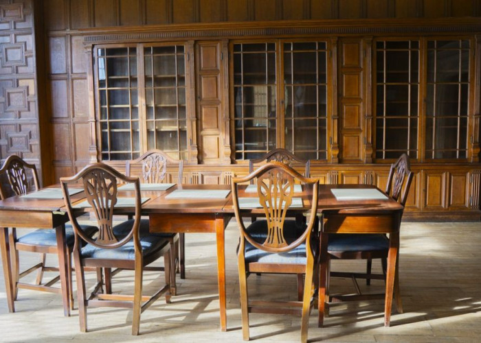 16. Library / Bookshop