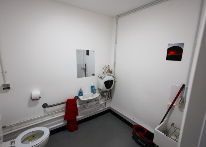 8. Toilet, Disability Features