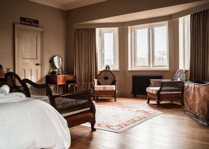 21. Bedroom (Master/En-Suite), Bathroom (Copper Bath)