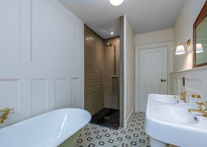 17. Bathroom (Roll Top), Bathroom (Shower and bath)