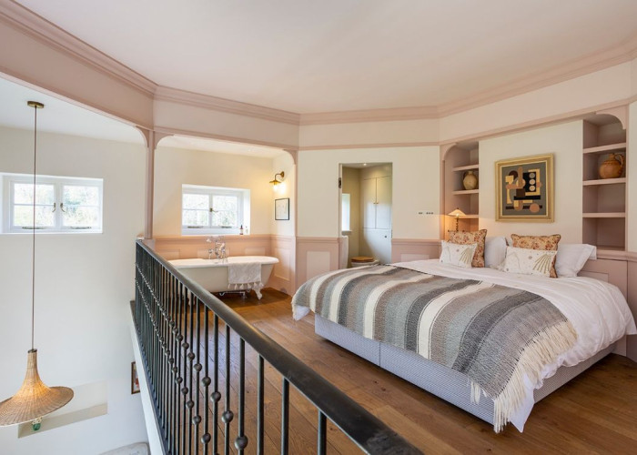 15. Bedroom, Bedroom (Master/En-Suite), Bathroom (Roll Top)