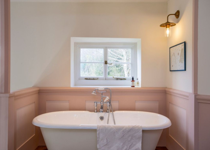 16. Bathroom (Roll Top)