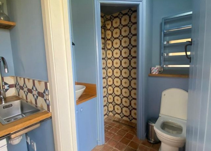 20. Kitchen, Tiled Floor, Toilet, Colourful