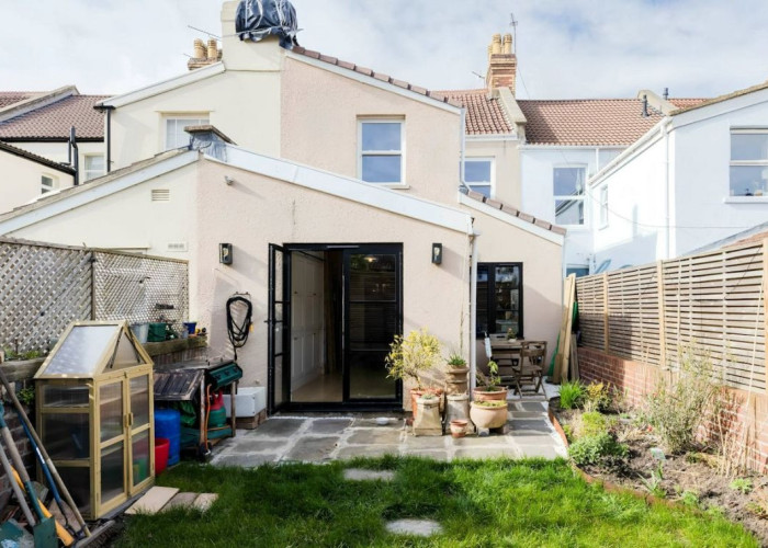 27. Patio / Veranda, Lawn