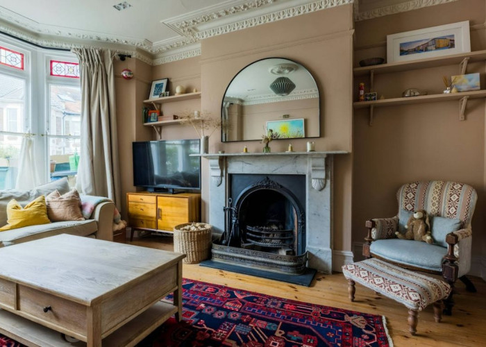 2. Livingroom, Fireplace, Period Building, Wooden Floor