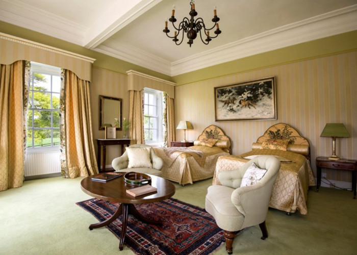 20. Bedroom (Twin Beds)