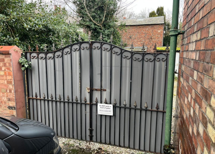 1. Yard, Gate