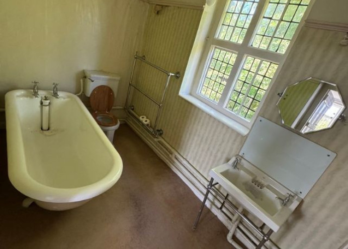 18. Bathroom (Roll Top)