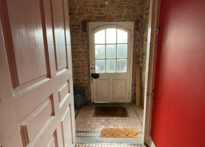 2. Hall, Tiled Floor