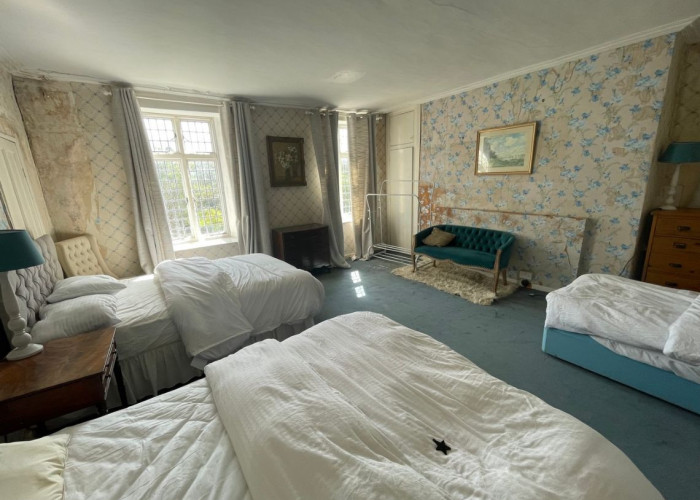 23. Bedroom (Twin Beds)