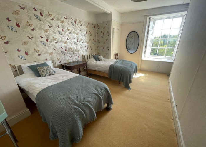 24. Bedroom (Twin Beds)