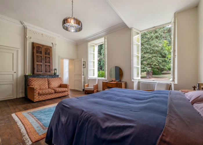 24. Windows, Bedroom (Master/En-Suite), Wooden Floor