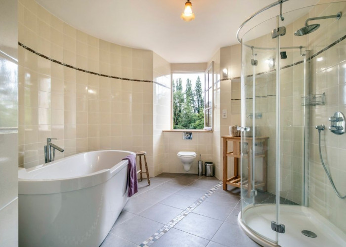33. Bathroom, Bedroom (Master/En-Suite), Bathroom (Shower and bath)