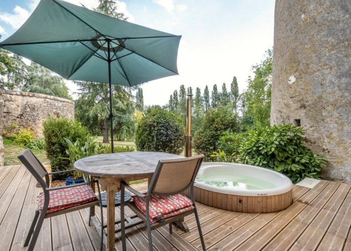 44. Patio / Veranda, Hot Tub/Jacuzzi