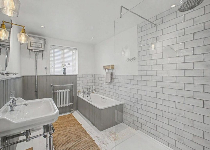 12. Bathroom, Bathroom (Shower and bath)