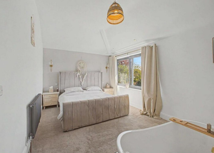 8. Bedroom (Master/En-Suite), Bathroom (Roll Top)