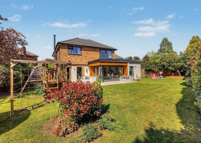 18. Play Area, Lawn, Garden (Rear, Large)