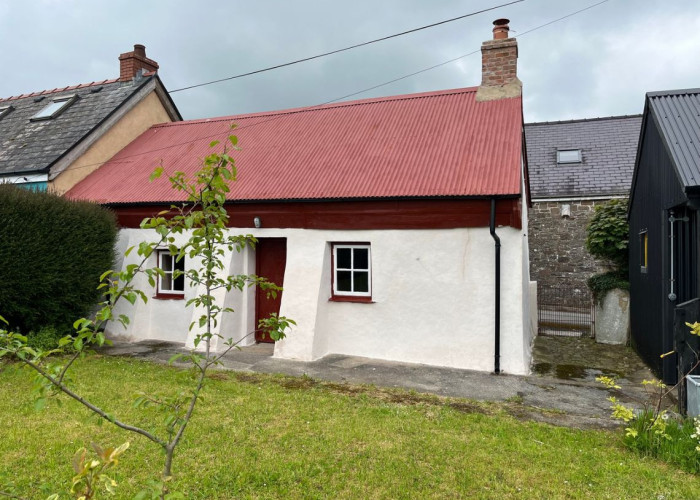 1. House / Cottage Exterior, Lawn