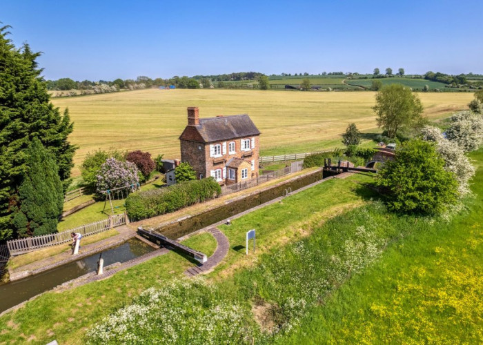 Off Grid Cottage with Canal Lock for Filming