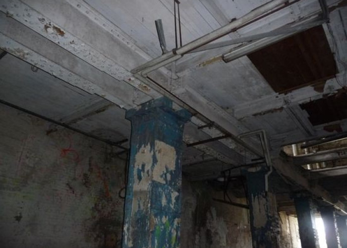 21. Warehouse (Scruffy)