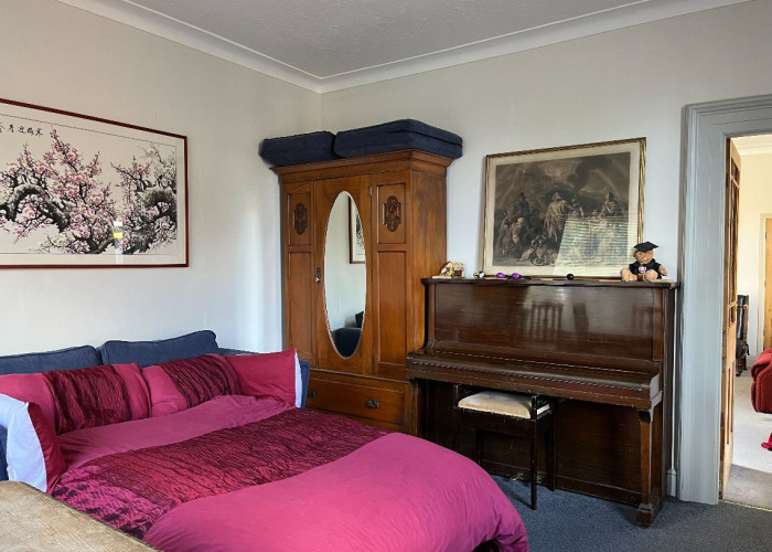 8. Livingroom, Piano