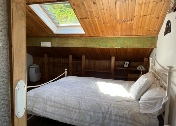 17. Bedroom (Double), Skylight