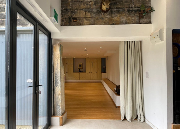 8. Studio, Hall