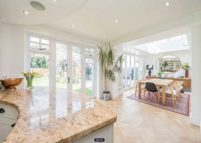 10. Diningroom, Open-plan, Skylight