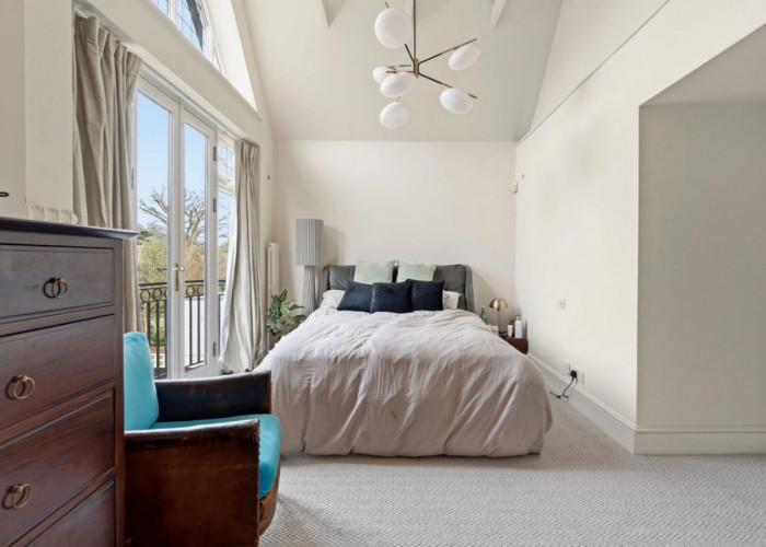 16. Bedroom (Master/En-Suite)
