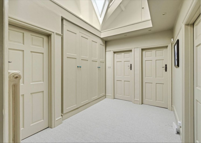 14. Hall, Skylight
