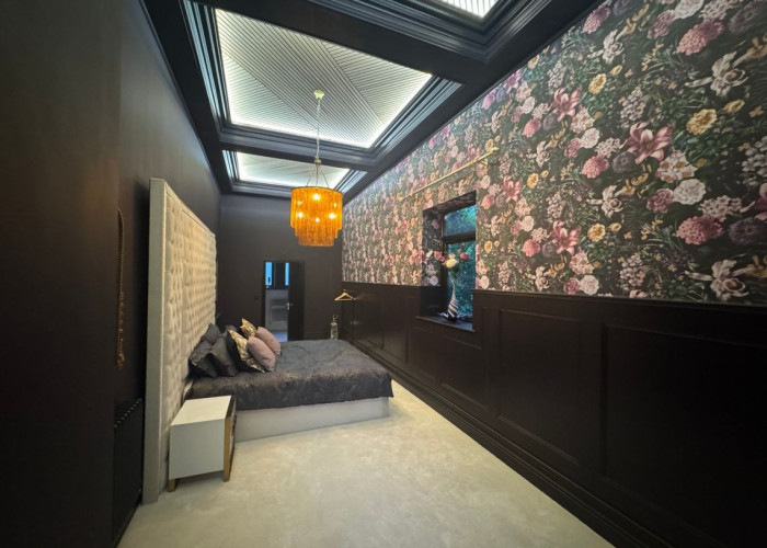 16. Bedroom, Pattern Wallpaper, Styled Ceiling