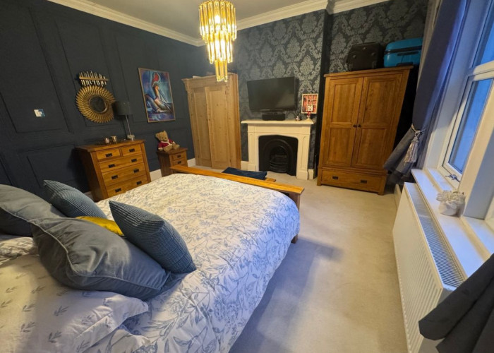 19. Fireplace, Bedroom (Double), Pattern Wallpaper