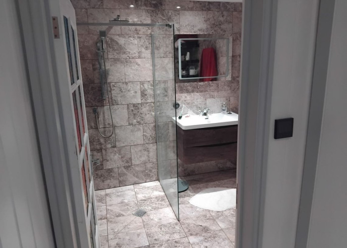 33. Shower Room