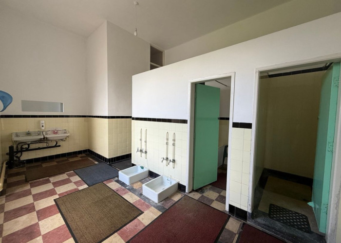 44. Toilet / Toilet Block