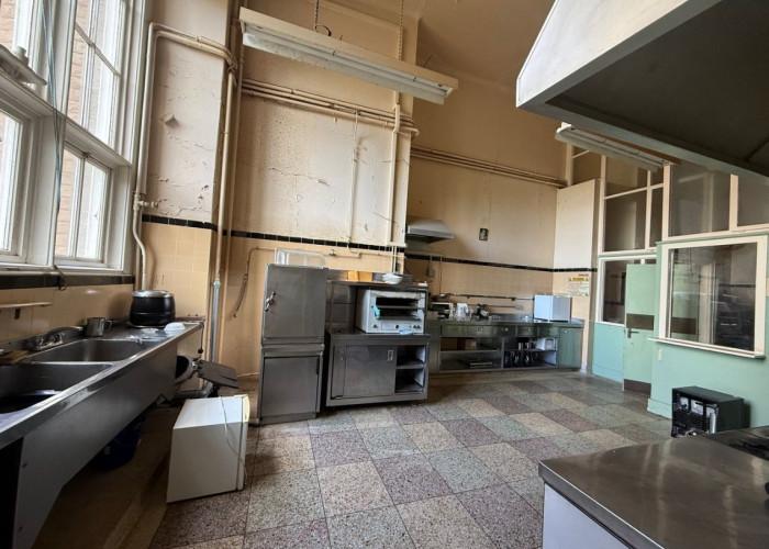 121. Commercial Kitchen