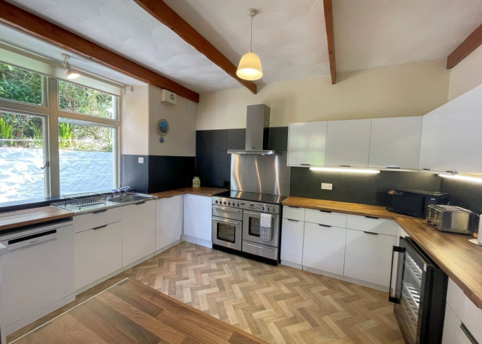 11. Kitchen, Kitchen (Cream or White units)