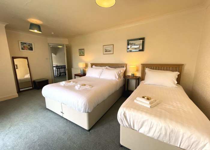 21. Bedroom (Double), Bedroom (Twin Beds)