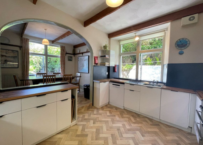 12. Kitchen (Cream or White units)
