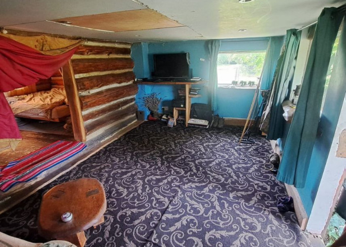 31. Livingroom, Bedroom, Cabin or Shepherds Hut