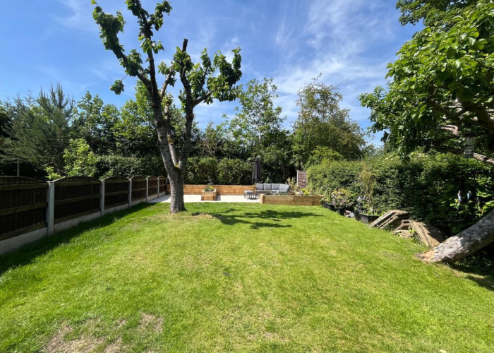 15. Patio / Veranda, Lawn, Garden (Rear, Large)