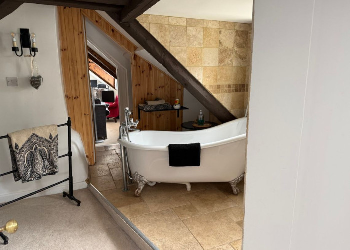 35. Bedroom (Master/En-Suite), Bathroom (Roll Top)