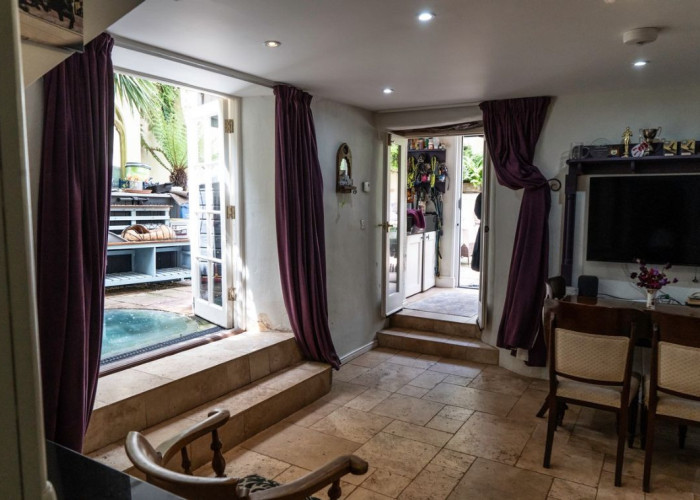 19. Kitchen, Patio / Veranda