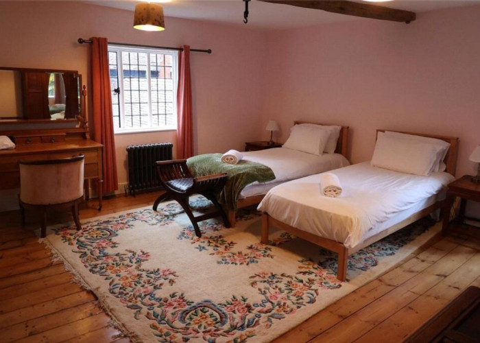20. Bedroom (Twin Beds)